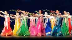 Các thành viên thuộc đoàn nghệ thuật Mansudae của Triều Tiên (Ảnh: KCNA/AP)