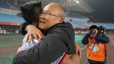 HLV Park Hang Seo hạnh phúc sau khi làm nên kỳ tích. Ảnh Tuấn Hữu