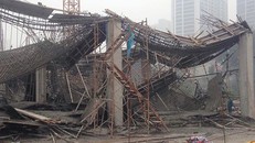 Khoảng 258m2 giàn giáo đổ sập khi đang đổ bê tông. Ảnh: Phạm Dự.