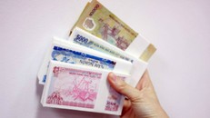 Nhân viên ngân hàng áp lực với việc đổi tiền lẻ mới dịp Tết. Ảnh: PV.