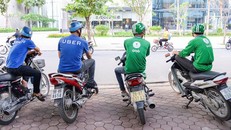 Cũng như Grab, Uber hoạt động cả lĩnh vực vận tải hành khách như taxi và xe ôm tại Việt Nam, và cũng vấp phải sự phản ứng quyết liệt với các hãng xe truyền thống và cả với các đối tác tài xế. Ảnh:Quỳnh Trang.