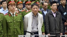 Các bị cáo đang nghe Tòa tuyên án (ảnh: TTX)