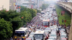 Đường vầnh đai 3 thường xuyên bị ùn tắc, một số phương tiện đi trên dải phân cách giữa. Ảnh: Bá Đô.