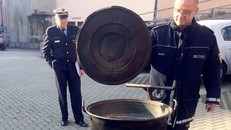 Cảnh sát kiểm tra vạc nước sôi khiến thiếu nữ bị bỏng trong vụ việc. Ảnh: DPA.