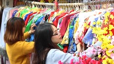 Giá thuê mỗi bộ áo dài chụp ảnh Tết dao động từ 70.000-100.000 đồng. Ảnh: Phương Đông.