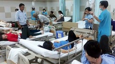 Công nhân được cấp cứu tại bệnh viện. Ảnh: V.D.