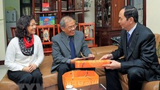 Chủ tịch nước Trần Đại Quang đến thăm, chúc Tết giáo sư, tiến sỹ khoa học Nguyễn Khoa Sơn
