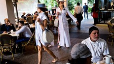 Những người mẫu đi dọc theo hành lang của Bal Harbour Shops để giới thiệu các mẫu thời trang của cửa hàng. Ảnh: Bloomberg.