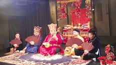 Không gian Then huyền bí ở Paris. Ảnh: Thanh Bách.