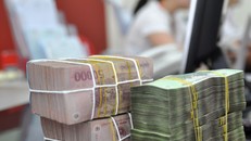 Khách VIP nên đến quầy giao dịch để hạn chế rủi ro. Ảnh: AQ.