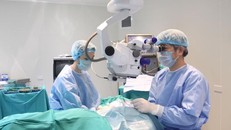 Phẫu thuật mắt cho bệnh nhân. Ảnh minh họa: Internet