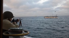 Lính Argentina bắn vào tàu cá Trung Quốc ngày 22/2. Ảnh: AP.