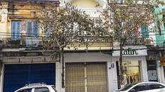 Căn nhà số 51 đường Nguyễn Thái Học (ở giữa) từng được ông Hồ Ánh mượn của ông "Vũ nhôm". Ảnh: N.T.