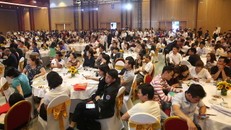 Khách hàng "chen chân" trong lễ giới thiệu FLC Eco Charm 