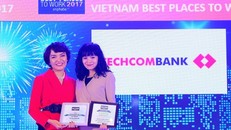 Bà Phạm Vũ Linh Đan, Giám đốc Khối Quản trị Nguồn Nhân Lực Techcombank nhận giải thưởng Top 100 nơi làm việc tốt nhất Việt Nam