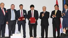 Ông Nguyễn Thanh Hùng – Phó Chủ tịch Hội đồng Quản trị Vietjet và ông Philippe Couteaux – Phó Chủ tịch cao cấp Safran Aircraft Engines và CFM trao chứng nhận MoU dưới sự chứng kiến của Tổng Bí thư Nguyễn Phú Trọng và Lãnh đạo cấp cao