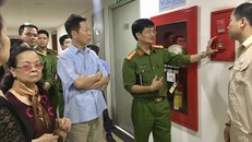 Thượng tá Trịnh Hữu Thực kiểm tra công tác PCCC tại tòa nhà Victoria Văn Phú ngày 30/3/2018.