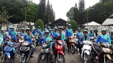 Các tài xế Uber tập trung ở công viên Lê Văn Tám (TP HCM) để chia tay trước khi ứng dụng được tắt vào 4h sáng mai.