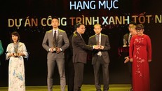 Ông Chu Ngọc Anh, Ủy viên Trung ương Đảng, Bộ trưởng Bộ Khoa học công nghệ trao Giải thưởng hạng mục Công trình Xanh tốt nhất cho dự án EcoLife Capitol.