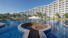 Cảm nhận ngày đầu hè trên biển Nhơn Lý, thư thái nhấm nháp từng ngụm cocktail giữa lòng bể bơi ngoài trời tại Ocean Pool Bar