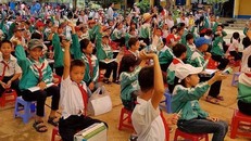 Các em vui vẻ nhận quà Sữa từ Cô Gái Hà Lan