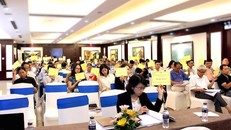 Cổ đông biểu quyết thông qua chương trình đại hội