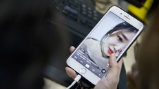 Một người dùng Trung Quốc đang xem video trên Tik Tok.Ảnh: Caixin
