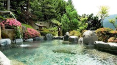 Tắm suối khoáng nóng Onsen là hoạt động không thể thiếu trong những chuyến du lịch chăm sóc sức khỏe tại Nhật Bản