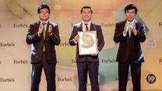 Ông Đỗ Thanh Tuấn – Giám đốc Đối Ngoại Vinamilk trên sân khấu nhận chứng nhận của Lễ vinh danh Top 50 công ty niêm yết tốt nhất Việt Nam. 