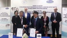 Đại diện lãnh đạo Bệnh viện Chợ Rẫy và Vinamilk ký kết hợp tác chiến lược giai đoạn 2019-2021. 