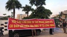 Cư dân tương lai dự án D’Capitale căng băng rôn trước khu nhà mẫu phản đối chủ đầu tư không giữ đúng cam kết chất lượng căn hộ như quảng cáo. 
