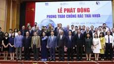 Đại diện các tổ chức chính trị - xã hội; các hiệp hội, doanh nghiệp sản xuất thương mại có sử dụng vật liệu nhựa, các doanh nghiệp tham gia ký cam kết "chống rác thải nhựa"