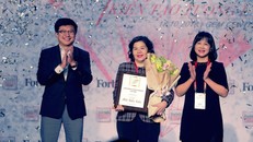 Ông Nguyễn Bảo Hoàng – Chủ tịch Công ty Truyền thông Tương tác, Forbes Việt Nam và bà Chu Thị Thu Hằng, Tổng biên tập báo Văn hóa trao giải thưởng “Thành tựu trọn đời” cho bà Mai Kiều Liên – Tổng Giám đốc Vinamilk (Ảnh: Forbes Việt Nam)