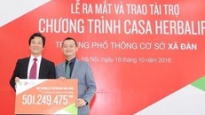 Ông Phạm Tường Huy (Tổng giám đốc Herbalife Việt Nam) trao tặng bảng tượng trưng giá trị tài trợ của chương trình Casa Herbalife cho thầy Phạm Văn Hoan (Hiệu trưởng trường PTCS Xã Đàn).