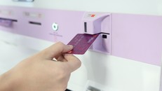 Khách hàng có thể nhận thẻ ATM tại LiveBank chỉ sau 5 phút
