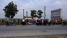 Một nhóm người dân tụ tập tại dự án KCN Chấn Hưng