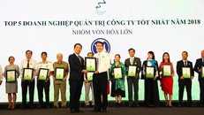 Ông Trần Chí Sơn – đại diện Vinamilk nhận chứng nhận trong lễ trao giải Cuộc bình chọn Doanh nghiệp niêm yết năm 2018