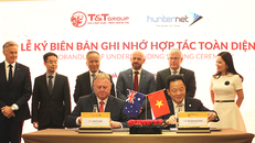 Chủ tịch HĐQT kiêm Tổng Giám độc Tập đoàn T&T Group - Đỗ Quang Hiển (bên phải) và Tổng Giám đốc Hiệp hội Doanh nghiệp HunterNet - Tone Cade ký kết Biên bản ghi nhớ hợp tác