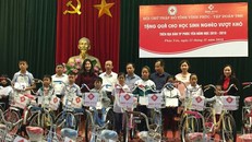 60 chiếc xe đạp được trao cho các em học sinh nghèo vượt khó thành phố Phúc Yên