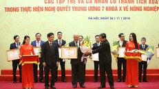 Ông Trịnh Quốc Dũng – Giám đốc Điều hành Vinamilk nhận bằng khen và hoa từ ông Cao Đức Phát – Phó Trưởng ban thường trực Ban Kinh tế Trung Ương và ông Nguyễn Xuân Cường – Bộ trưởng Bộ Nông nghiệp và Phát triển nông thôn.