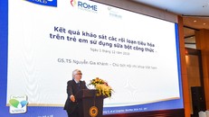 GS. TS Nguyễn Gia Khánh chia sẻ một kết quả khảo sát tại hội nghị