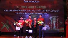 Tổng giám đốc Eurowindow trao tận tay các cầu thủ giải thưởng tiền mặt