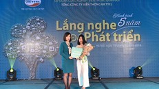 Bà Cao Thị Thu Huyền, Phó Tổng Giám đốc Tổng Công ty Viễn thông Viettel trao giải thưởng kim cương cho khách hàng 