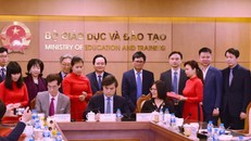 Lễ kí kết biên bản ghi nhớ bên giữa Bộ GD&ĐT - Đài THVN, Đài EBS dưới sự chứng kiến của ông Trần Bình Minh – TGĐ Đài THVN, ông Myung Joong Kim – TG Đài EBS, tiến sĩ Nguyễn Thị Thanh Nhàn – Chủ tịch HĐQT kiêm TGĐ AIC Group