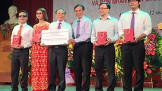 Ông Lê Vinh, Phó TGĐ AIC Group trao tặng điện thoại 9999 hy vọng cho Hội người mù Việt Nam