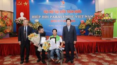 Đại diện Herbalife nhận bằng khen từ VPA