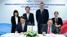 Ông Shin Dong Min -Tổng Giám đốc của Ngân hàng Shinhan tại Việt Nam và ông Clive Baker -Tổng Giám đốc Prudential Việt Nam ký kết thỏa thuận Hợp tác chiến lược dưới sự chứng kiến của đại diện hai doanh nghiệp.