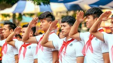 Các cầu thủ CLB bóng đá Hà Nội chào cờ đầu tuần cùng các em học sinh trường THCS Nguyễn Trường Tộ.Trước đó, “Strong Vietnam” đã đến với 2 trường là trường THCS Phù Đổng (Gia Lâm, Hà Nội) và trường THCS Việt Nam - Angieri (Thanh Xuân, Hà Nội).