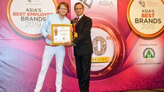 Ông Basker Rangachari, Giám đốc Trung Tâm Tiếp Thị của FE CREDIT vinh dự nhận giải Giám Đốc Tiếp Thị Xuất Sắc tại sự kiện CMO Asia Awards lần thứ 10 tở chức tại Singapore