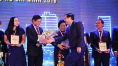 Đại diện Tập đoàn Xây dựng Hòa Bình nhận Danh hiệu Doanh nghiệp phát triển bền vững 2019